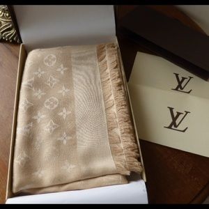 LV scarf